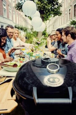 Outdoorchef Holzkohle Kugelgrill Kensington 570 C Schwarz -Angebote Grillgarten Store 18 400 03 KENSINGTON 570 C 2016 Gruppenbild 01