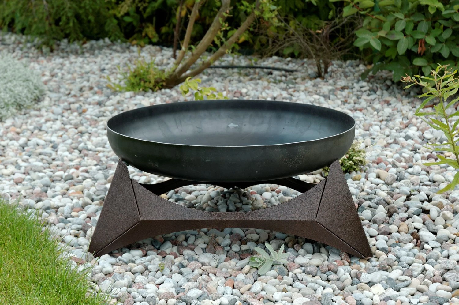 SvenskaV Design Feuerschale Arka XXL - Ø 63 Cm - Rohstahl Mit Pulverbeschichtetem Fuß 1 SvenskaV Design Feuerschale Arka XXL - Ø 63 Cm - Rohstahl Mit Pulverbeschichtetem Fuß