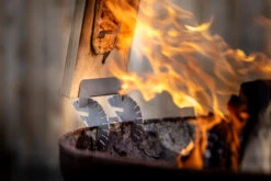 Axtschlag Flammlachsbrett Premium Line Birke - Klemmhalterung - Mit Patentierter Halterung Für Feuerstelle, Grillrost Und Gasgrill -Angebote Grillgarten Store Axtschlag Birke Flammlachsbrett Edelstahl Halterung 1