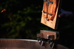 Axtschlag Flammlachsbrett Essential Line Birke - Schraubhalterung - Mit Halterung Für Feuerschalen Und Feuertonnen -Angebote Grillgarten Store Axtschlag Essential Flammlachsbrett Birke Halterung