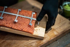 Axtschlag Flammlachsbrett Essential Line Birke - Schraubhalterung - Mit Halterung Für Feuerschalen Und Feuertonnen -Angebote Grillgarten Store Axtschlag Essential Flammlachsbrett Birke Schrauben