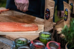 Axtschlag Flammlachsbrett Essential Line Birke - Schraubhalterung - Mit Halterung Für Feuerschalen Und Feuertonnen -Angebote Grillgarten Store Axtschlag Essential Flammlachsbrett Birke Zubereitung