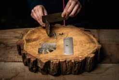 Axtschlag Flammlachsbrett Essential Line Birke - Schraubhalterung - Mit Halterung Für Feuerschalen Und Feuertonnen -Angebote Grillgarten Store Axtschlag Essential Flammlachsbrett Halterung Aufbau 1