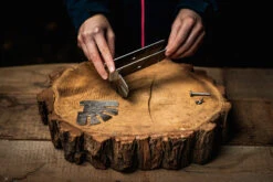 Axtschlag Flammlachsbrett Essential Line Birke - Schraubhalterung - Mit Halterung Für Feuerschalen Und Feuertonnen -Angebote Grillgarten Store Axtschlag Essential Flammlachsbrett Halterung Aufbau 2