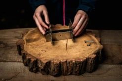 Axtschlag Flammlachsbrett Essential Line Birke - Schraubhalterung - Mit Halterung Für Feuerschalen Und Feuertonnen -Angebote Grillgarten Store Axtschlag Essential Flammlachsbrett Halterung Aufbau 3