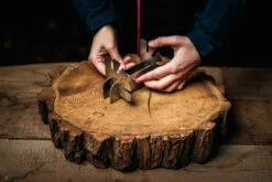 Axtschlag Flammlachsbrett Essential Line Birke - Schraubhalterung - Mit Halterung Für Feuerschalen Und Feuertonnen -Angebote Grillgarten Store Axtschlag Essential Flammlachsbrett Halterung Aufbau 4