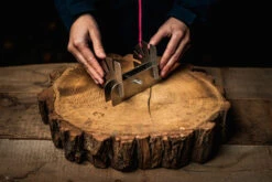 Axtschlag Flammlachsbrett Essential Line Birke - Schraubhalterung - Mit Halterung Für Feuerschalen Und Feuertonnen -Angebote Grillgarten Store Axtschlag Essential Flammlachsbrett Halterung Aufbau 5