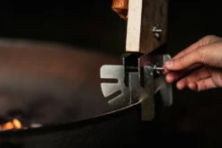 Axtschlag Flammlachsbrett Essential Line Birke - Schraubhalterung - Mit Halterung Für Feuerschalen Und Feuertonnen -Angebote Grillgarten Store Axtschlag Essential Flammlachsbrett Halterung montieren