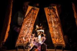 Axtschlag Flammlachsbrett Premium Line Kirsche - Extra Lang - Schraubhalterung - Mit Patentierter Halterung Für Feuerstelle, Grillrost Und Gasgrill -Angebote Grillgarten Store Axtschlag Flammlachsbrett Feuerstelle Flammen 2