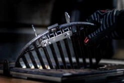 Axtschlag Flammlachsbrett Premium Line Birke - Klemmhalterung - Mit Patentierter Halterung Für Feuerstelle, Grillrost Und Gasgrill -Angebote Grillgarten Store Axtschlag Flammlachsbrett Premium Edelstahl Halterung 1