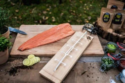 Axtschlag Flammlachsbrett Premium Line Birke - Klemmhalterung - Mit Patentierter Halterung Für Feuerstelle, Grillrost Und Gasgrill -Angebote Grillgarten Store Axtschlag Flammlachsbrett Premium Zubereitung 1