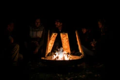 Axtschlag Flammlachsbrett Premium Line Kirsche - Klemmhalterung - Mit Patentierter Halterung Für Feuerstelle, Grillrost Und Gasgrill -Angebote Grillgarten Store Axtschlag Flammlachsbretter Anwendung