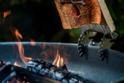 Axtschlag Flammlachsbrett Premium Line Birke - Klemmhalterung - Mit Patentierter Halterung Für Feuerstelle, Grillrost Und Gasgrill -Angebote Grillgarten Store Axtschlag Premium Line Birke Flammlachsbrett Halterung verstellbar 1