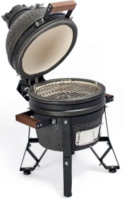 The Bastard Keramikgrill Urban Small - Schwarz Matt - Modell 2023 14 The Bastard Keramikgrill Urban Small - Schwarz Matt - Modell 2023 -Angebote Grillgarten Store Bastard Keramikgrill Urban Small Deckel offen Seitlich