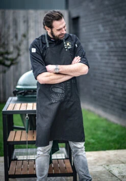 Big Green Egg Canvas Grillschürze -Angebote Grillgarten Store Big Green Egg Canvas Schuerze Lifestyle