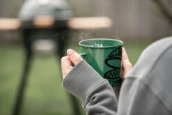 Big Green Egg Emaillebecher -Angebote Grillgarten Store Big Green Egg Emaille Becher Lifestyle 02