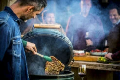 Big Green Egg Large Keramikgrill Starter - Paket -Angebote Grillgarten Store Big Green Egg Keramikgrill Premium Deckelgriff Logo