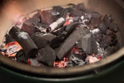 Big Green Egg Holzkohle Wildfire 5 Kg Karton - Kräuterbaum 5 Big Green Egg Holzkohle Wildfire 5 Kg Karton - Kräuterbaum -Angebote Grillgarten Store Big Green Egg Wildfire Aroma Holzkohle abbrand