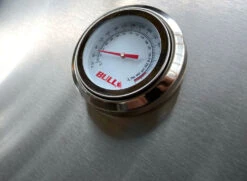 BULL Diablo - Gasgrill Mit Infrarot Backburner Und Rotisserie -Angebote Grillgarten Store Bull Diablo Grillstation Thermometer Detail 62648CEBU Stand