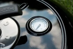 CADAC Camping Gasgrill Carri Chef 50 / BBQ Plancha + Dome - 30 Mbar 8 CADAC Camping Gasgrill Carri Chef 50 / BBQ Plancha + Dome - 30 Mbar -Angebote Grillgarten Store CADAC Carri Chef Deckel Thermometer 1