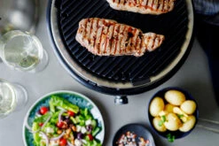 Cobb Grill Premier+ Gas Deluxe Gasgrill 30mbar - Modell 2023 14 Cobb Grill Premier+ Gas Deluxe Gasgrill 30mbar - Modell 2023 -Angebote Grillgarten Store Cobb Premier Plus Deluxe Gasgrill Lifestyle