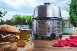 Cobb Grill Premier+ Gas Deluxe Gasgrill 50mbar - Modell 2023 15 Cobb Grill Premier+ Gas Deluxe Gasgrill 50mbar - Modell 2023 -Angebote Grillgarten Store Cobb Premier Plus Deluxe Tischgrill Lifestyle 1