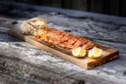 Axtschlag Flammlachsbrett Premium Line Kirsche - Extra Lang - Schraubhalterung - Mit Patentierter Halterung Für Feuerstelle, Grillrost Und Gasgrill -Angebote Grillgarten Store Flammlachs Brett Servieren 2