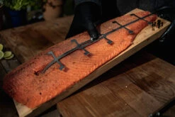 Axtschlag Flammlachsbrett Premium Line Birke - Klemmhalterung - Mit Patentierter Halterung Für Feuerstelle, Grillrost Und Gasgrill -Angebote Grillgarten Store Flammlachs Premium Flammlachsbrett Birke 1