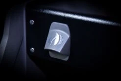 Napoleon Rogue SE 525 Gasgrill - All-black - Mit Edelstahlrosten, Sizzle Zone Und Heckbrenner - Grillfürst Edition Inkl. Abdeckhaube Im Karton - Modell 2022 -Angebote Grillgarten Store Flaschenoeffner all black