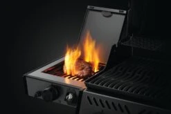 Napoleon Freestyle 425 Gasgrill, Graphit - Mit Sizzle Zone - Modell 2023 - X-DEAL Inkl. Drehspieß 28 Napoleon Freestyle 425 Gasgrill, Graphit - Mit Sizzle Zone - Modell 2023 - X-DEAL Inkl. Drehspieß -Angebote Grillgarten Store Freestyle F365 F425 Detail IR SideBurner Steak 2