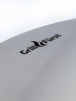 Grillfürst Feuerplatte - Feuerstelle Mit 6 Mm Edelstahl Grillplatte Mit Grillrost -Angebote Grillgarten Store Grillfuerst Feuerplatte Logo Plancha