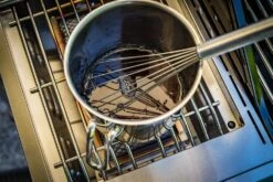 Grillfürst G520G 5-Brenner Gasgrill Mit Hochtemperaturbrenner, Heckbrenner Und Gusseisen Rosten - X-DEAL Inkl. Zubehörpaket -Angebote Grillgarten Store Grillfuerst Gasgrill G520G Seitenbrenner Topf 1