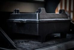 Grillfürst Dutch Oven Set BBQ Kastenform BK6 Aus Gusseisen - X-DEAL Inkl. Tragetasche / Aufbewahrungstasche, Gusseisen Pflege Und Deckelheber -Angebote Grillgarten Store Grillfuerst Gusseisen Dutch Oven Eckig Fuesse Rost 1