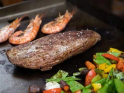 Grillfürst Plancha Grill - 2 Brenner Mit Insgesamt 7 KW Und Edelstahl Plancha 23 Grillfürst Plancha Grill - 2 Brenner Mit Insgesamt 7 KW Und Edelstahl Plancha -Angebote Grillgarten Store Grillfuerst Plancha Grill Fleisch Gemuese Meeresfruechte 1