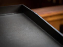 Grillfürst Plancha Grill - 2 Brenner Mit Insgesamt 7 KW Und Edelstahl Plancha - Inkl. 2 Stk. Plancha Spatel Und Grillzange -Angebote Grillgarten Store Grillfuerst Plancha Grill Materialstaerke 5 mm