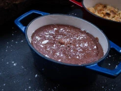 Grillfürst Dutch Oven Sternentöpfchen / Gusseisen Bräter - Emailliert - S - Blau 9 Grillfürst Dutch Oven Sternentöpfchen / Gusseisen Bräter - Emailliert - S - Blau -Angebote Grillgarten Store Grillfuerst Sternentoepfchen blau S Dessert Schokokuchen