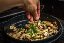 Grillfürst Dutch Oven BBQ Edition DO6 - Klaus Grillt Sonderedition -Angebote Grillgarten Store Klaus grillt Dutch Oven Deckel Pilzpfanne