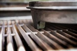 Grillfürst Dutch Oven BBQ Edition DO4 - Klaus Grillt Sonderedition -Angebote Grillgarten Store Klaus grillt Dutch Oven Fuesse am Grillrost 1