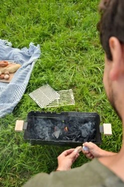 Knister Grill Original - Ausziehbarer Holzkohle Kompaktgrill -Angebote Grillgarten Store Knister auf der Wiese