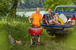 LotusGrill XXL - Holzkohle Grillstation - Feuerrot -Angebote Grillgarten Store LotusGrill XXL Feuerrot unterwegs Campinggrill