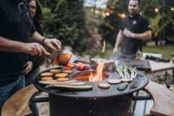 Moesta Bandit FirePlace 57 Cm Durchmesser - Inkl. BBQ Disk (Ø 75 Cm) Und Ablagebretter Bambus -Angebote Grillgarten Store Moesta Bandit mit BBQ Disc