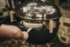 Moesta Smokin' PizzaRing - Pizza-Set (60cm) -Angebote Grillgarten Store Moesta Pizzaring Pizzaset Anwendung03