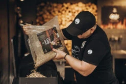 Moesta Pelletgrill Sheriff Inklusive Bambus Ablagebrett - Modell 2023 -Angebote Grillgarten Store Moesta Sheriff Pelletgrill pellets einfuellen 10593