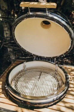 Monolith Grill LeCHEF PRO-Serie 2.0 Schwarz - MIT Gestell Und Seitentischen -Angebote Grillgarten Store Monolith Le Chef Deckel offen Keramikgrill 2