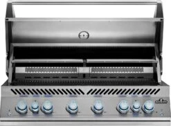 Napoleon 700-Series 44" BIG44 Edelstahl Einbaugrill Inkl. Drehspieß - Modell 2023 19 Napoleon 700-Series 44" BIG44 Edelstahl Einbaugrill Inkl. Drehspieß - Modell 2023 -Angebote Grillgarten Store Napoleon Einbaugrill BIG44 Warmhalterost vorne