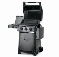Napoleon Freestyle 365 Gasgrill, Graphit - Mit Seitenbrenner - Modell 2023 - X-DEAL Inkl. Abdeckhaube Und Gussplatte -Angebote Grillgarten Store Napoleon Freestyle 365 SB Seite abgeklappt 2