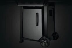 Napoleon Freestyle 365 Gasgrill, Graphit - Mit Sizzle Zone Und Tür - Modell 2023 NEU -Angebote Grillgarten Store Napoleon Freestyle 365 Sizzle Zone Tuer offen