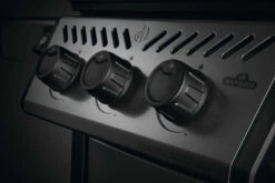 Napoleon Freestyle 365 Gasgrill, Graphit - Mit Sizzle Zone - Modell 2023 - X-DEAL Inkl. Drehspiess -Angebote Grillgarten Store Napoleon Freestyle Bedienknoepfe