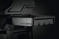 Napoleon Freestyle 425 Gasgrill, Graphit - Mit Sizzle Zone - Modell 2023 - X-DEAL Inkl. Drehspieß 35 Napoleon Freestyle 425 Gasgrill, Graphit - Mit Sizzle Zone - Modell 2023 - X-DEAL Inkl. Drehspieß -Angebote Grillgarten Store Napoleon Freestyle Seitenablage Besteckhaken 4