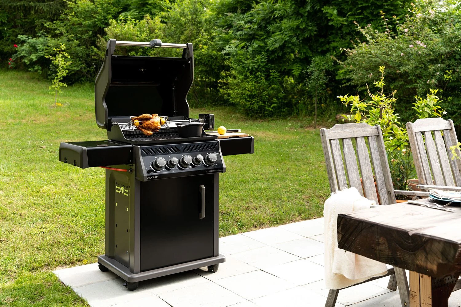 Napoleon Rogue 425 Gasgrill - All Black - Mit Seitenbrenner - Hero Modell 2023 Mit Heckbrenner Inkl. Drehspieß, Abdeckhaube Und Grillplatte 19 Napoleon Rogue 425 Gasgrill - All Black - Mit Seitenbrenner - Hero Modell 2023 Mit Heckbrenner Inkl. Drehspieß, Abdeckhaube Und Grillplatte – Bild 19